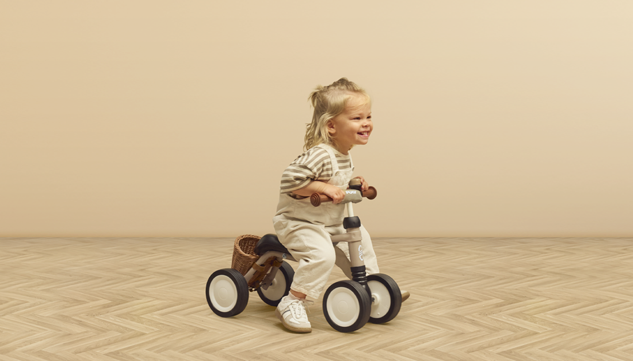 Kleinkind-Laufrad, Holz-Laufrad, trike, Puppenwagen, beige Umfeld, 