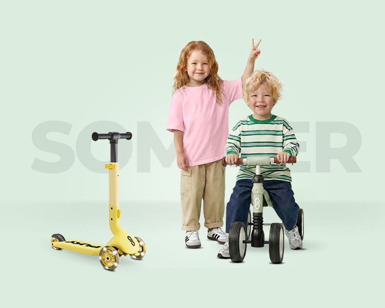 kinderscooter, tretroller, spielzeug, streifen shirt, rosa t-shirt, 