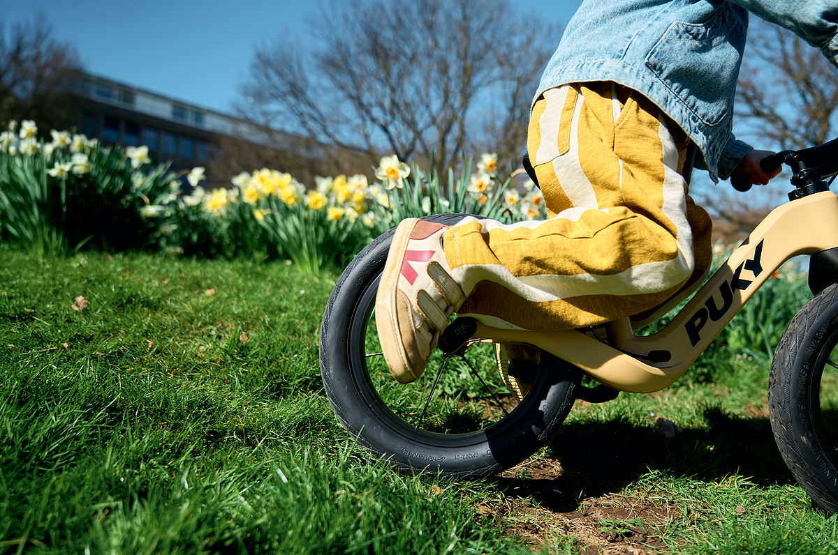 Kinderspielzeug, Balancebike, Gelb, Jeansjacke, Tulpen, 