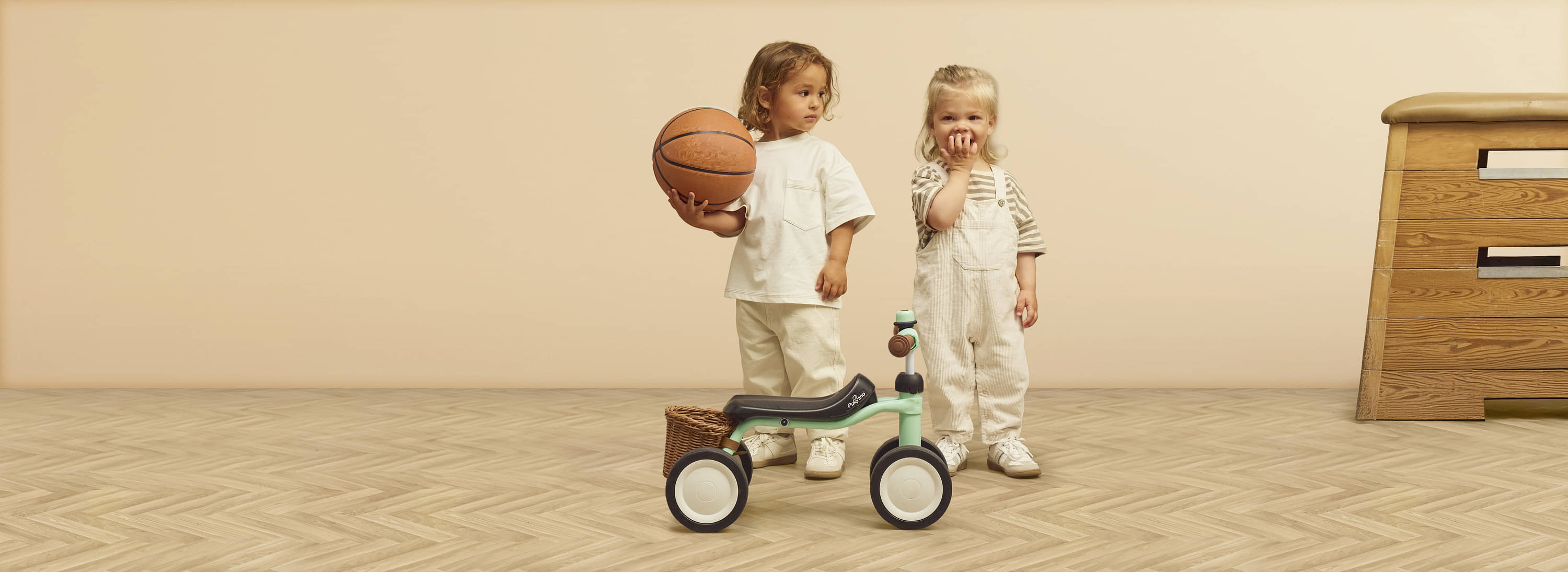 Holz, Person, Basketball (Ball), Schuh, Photographie, Holz, Person, Sperrholz, Mobiliar, Basketball (Ball), Basketball (Ball), Sport, Person, Photographie, Portrait, 