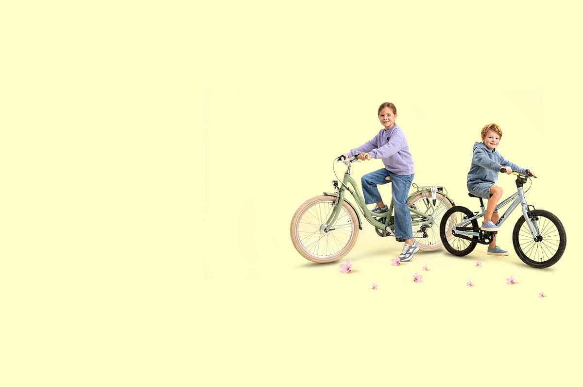 Kinderfahrrad, Zweirad, Lilafarbene Pullover, Grünes Fahrrad, Blaues Hoodie, 